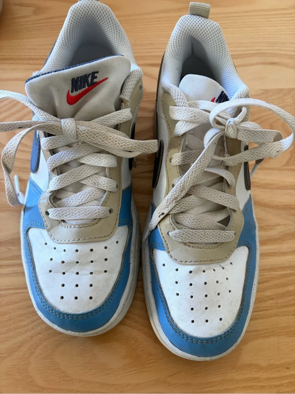 Nike Kids Low-Top Sneakers in White, Blue & Red